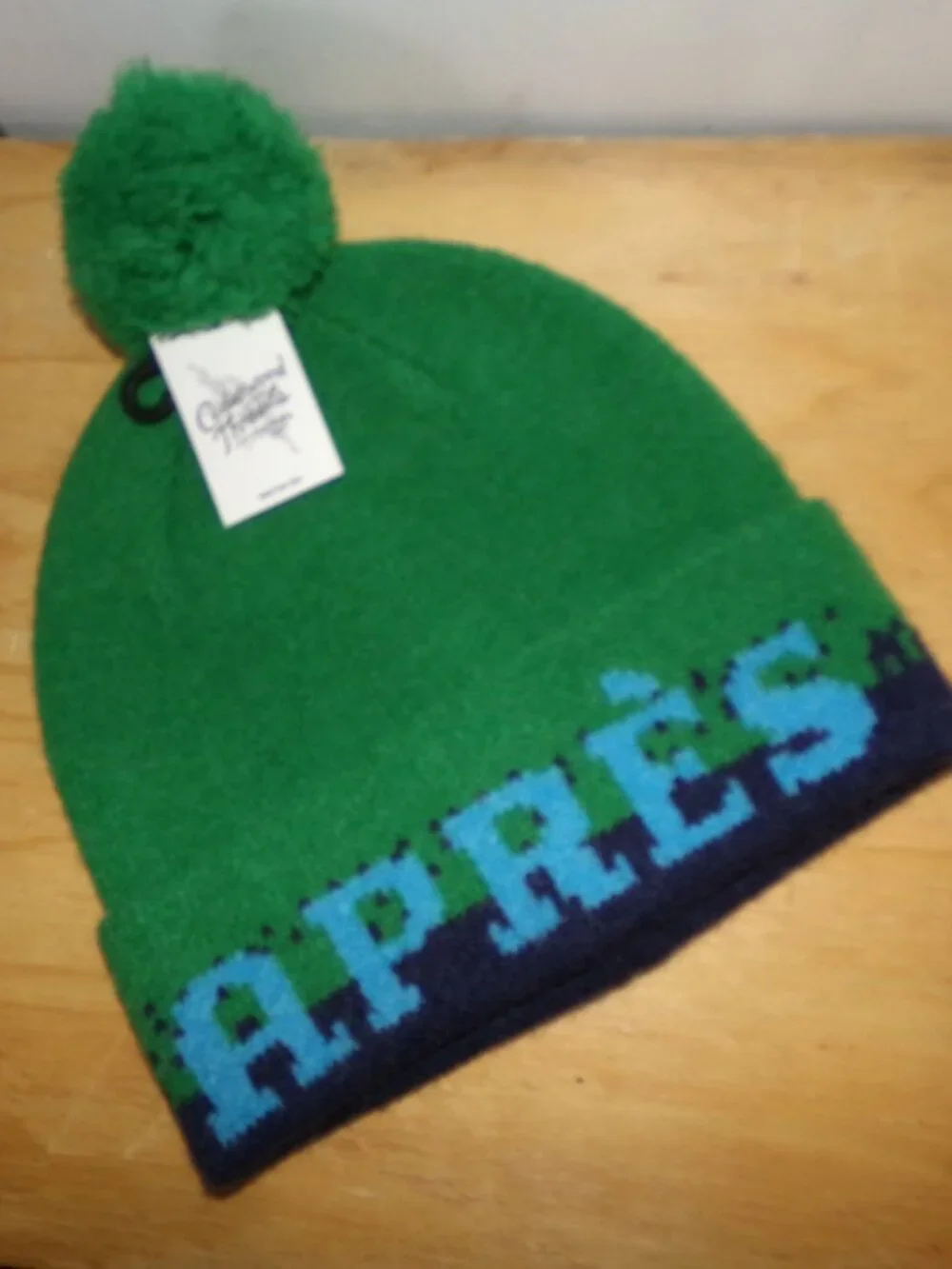 **Moving Sale** Cedarwood Threads NWT Apres Beanie OS